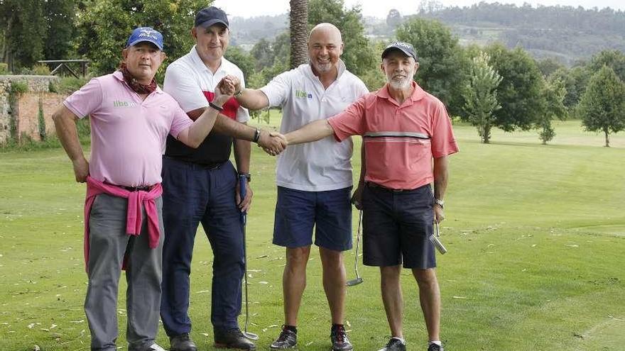 José Fernández-Peña, Antonio María Menéndez, Félix Fernández y José Luis Díaz Acebal sellan su amistad al finalizar su participación en la pasada edición del torneo en La Llorea.