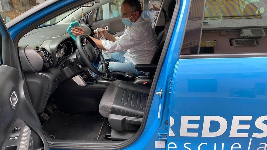 Vuelta de las autoescuelas con dudas, mamparas y mascarillas en las clases