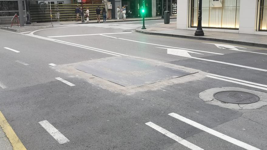 Cortes en la calle Munuza de Gijón para reparar el socavón del carril interior