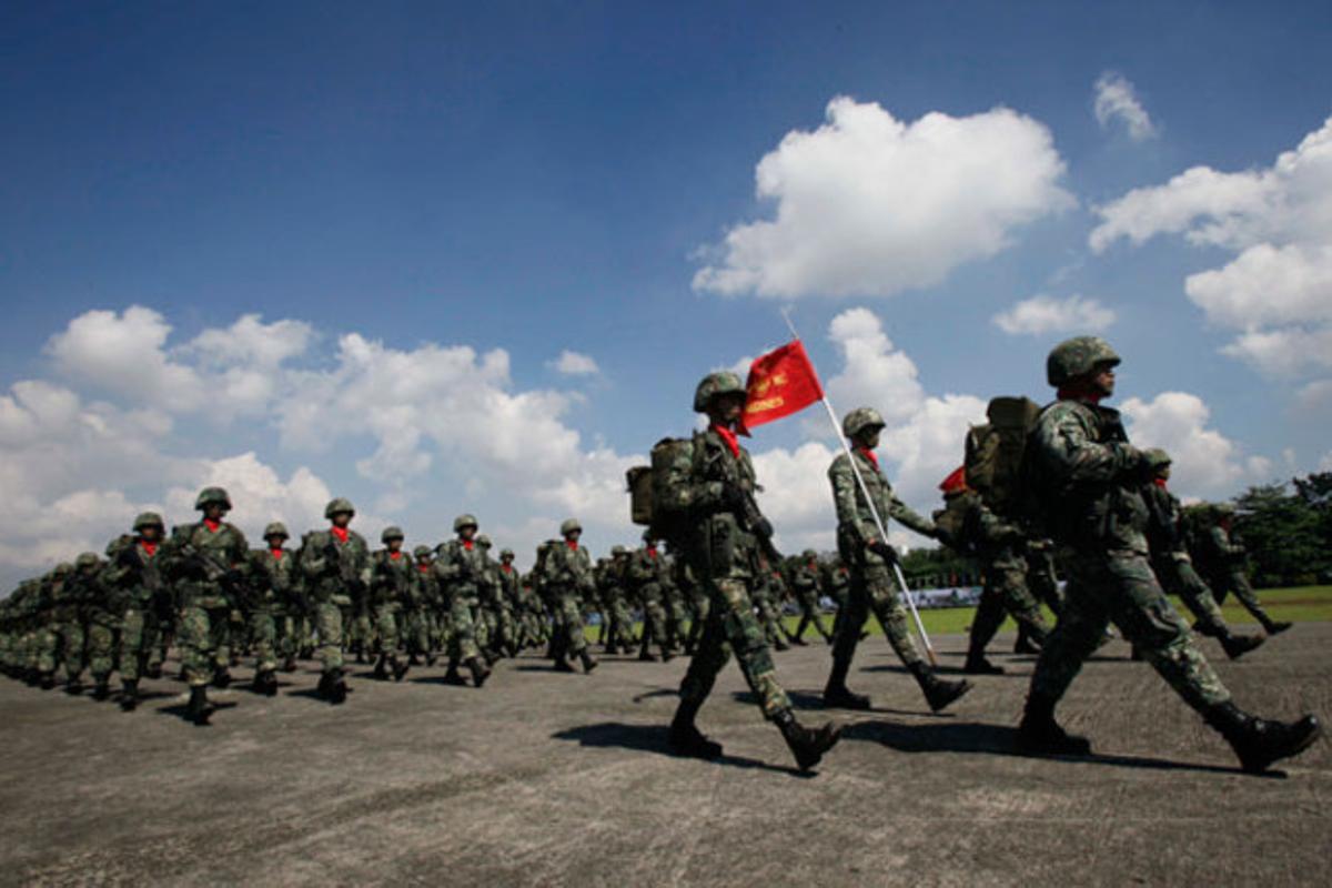 Soldats filipins desfilen durant una cerimònia en una zona del nord de Manila (Filipines).
