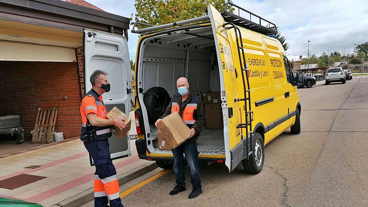 La Agencia de Protección Civil de la Junta reparte material de protección a voluntarios, policías locales y bomberos de la provincia de Soria. | Ical