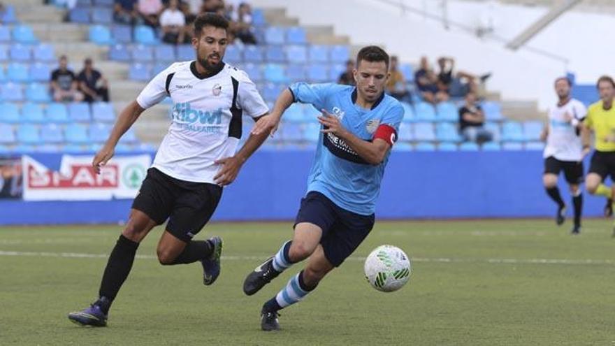 Andrés Pozo, capitán del Ciudad de Ibiza, conduce la pelota ante un rival del Constancia en el partido disputado ayer al mediodía.