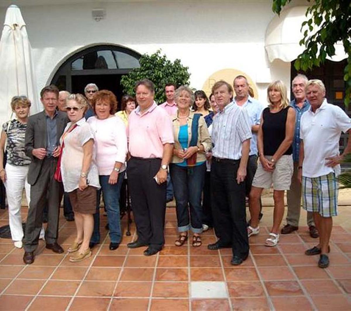 La eurodiputada, en el centro, junto a los afectados por el deslinde en Calp