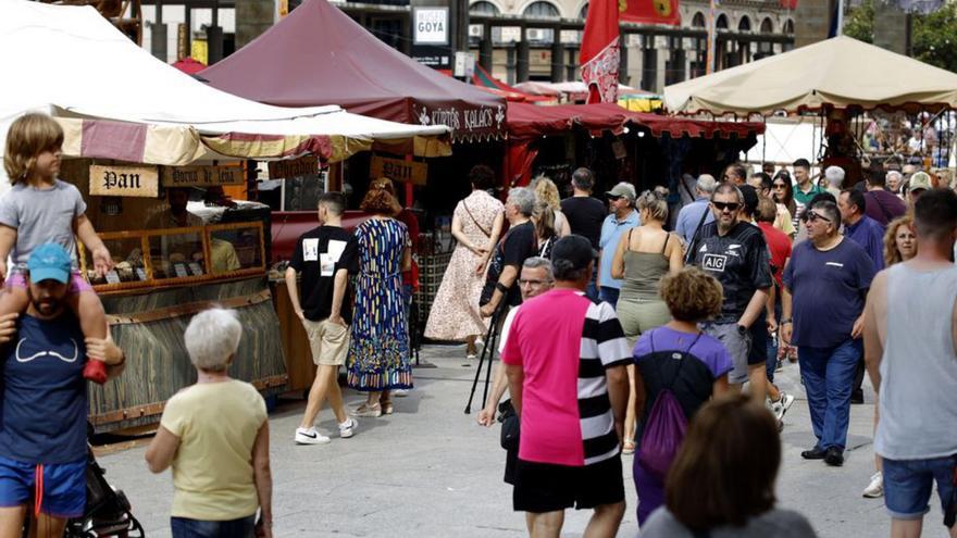 Cientos de personas asistieron ayer a la última jornada del mercado. | MIGUEL ÁNGEL GRACIA