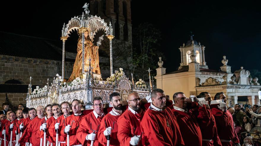 Fotogalería | Así arrancó anoche la tradicional Procesión de Vísperas