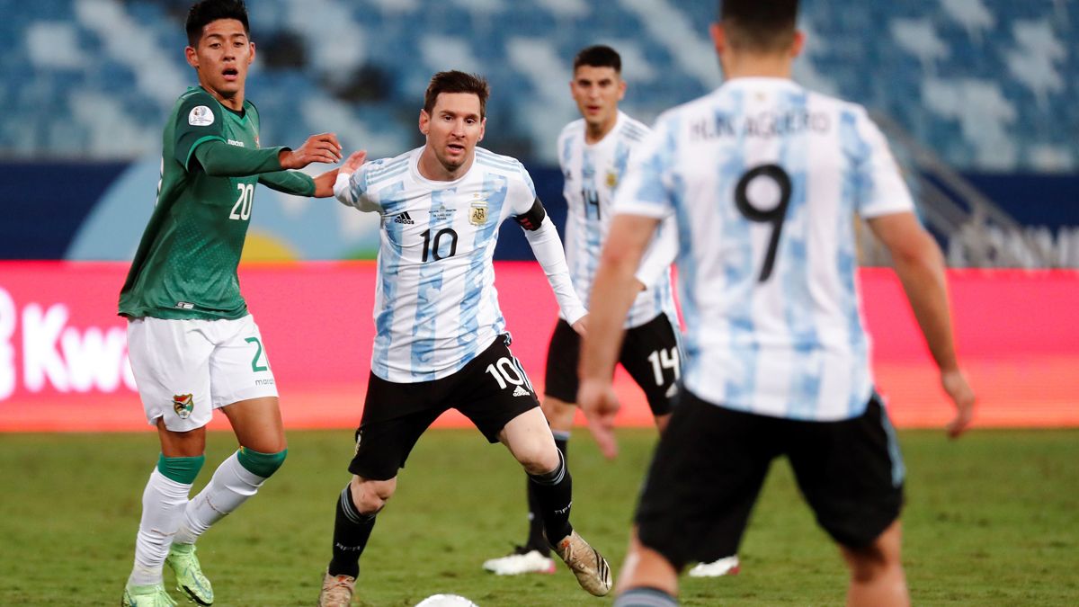Messi y Agüero, en una jugada contra Bolivia