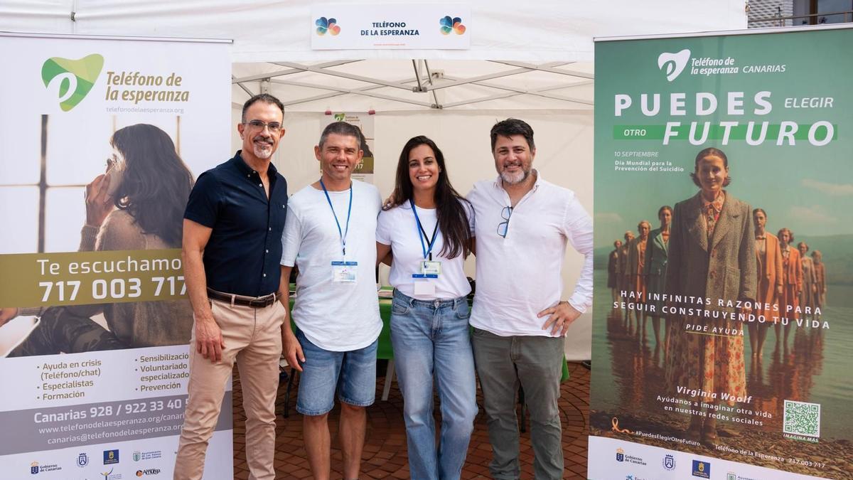 De izquierda a derecha, José Cabrera, Pacho Ayaso, Silvia Florido y Andrea Speranza, psicólogos del Telefóno de la Esperanza en Canarias, durante la celebración de una actividad.