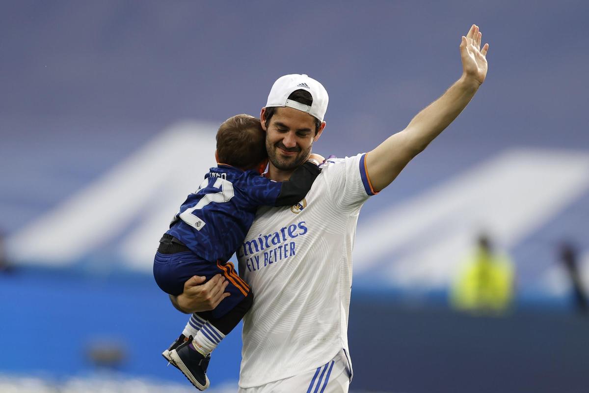 MADRID, 30/04/2022.- El centrocampista del Real Madrid Isco Alarcón celebra el título de Liga, al término del partido de Liga en Primera División ante el RCD Espanyol que han disputado este sábado en el estadio Santiago Bernabéu, en Madrid. EFE/Mariscal