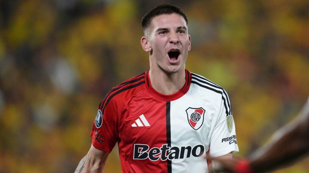 El golazo de falta de Mastantuono para adelantar a River ante Boca