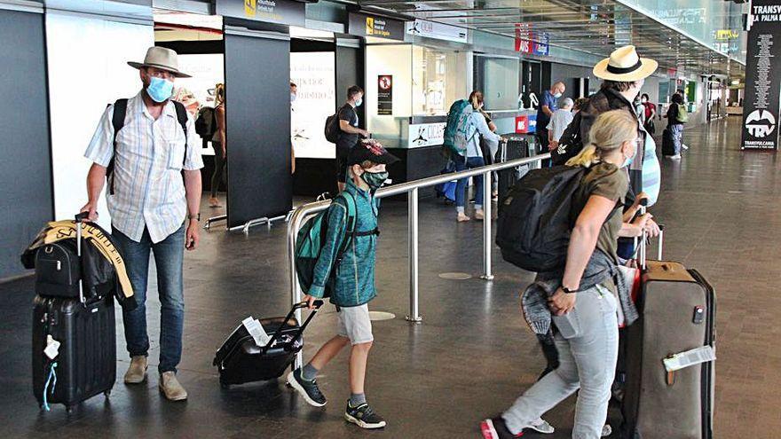 Llegada de turistas al aeropuerto de La Palma en diciembre de 2020.