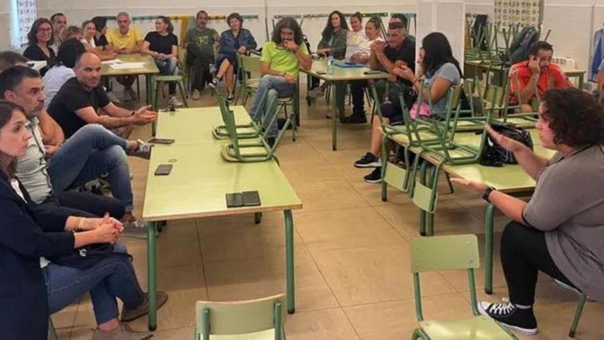 El colectivo de padres del CEIP de Reboreda en una reunión.  // ANPA