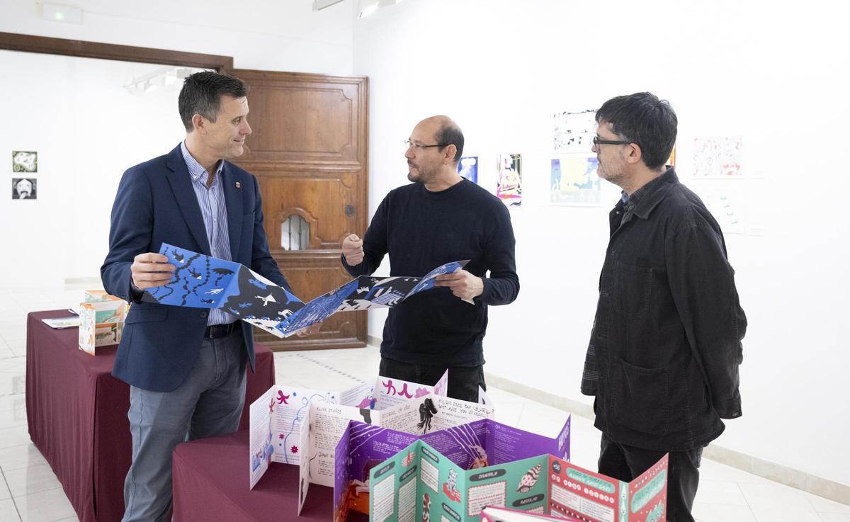 El diputado de Cultura, Alejandro Clausell, con el coordinador de ECO-Les Aulas y el artista.