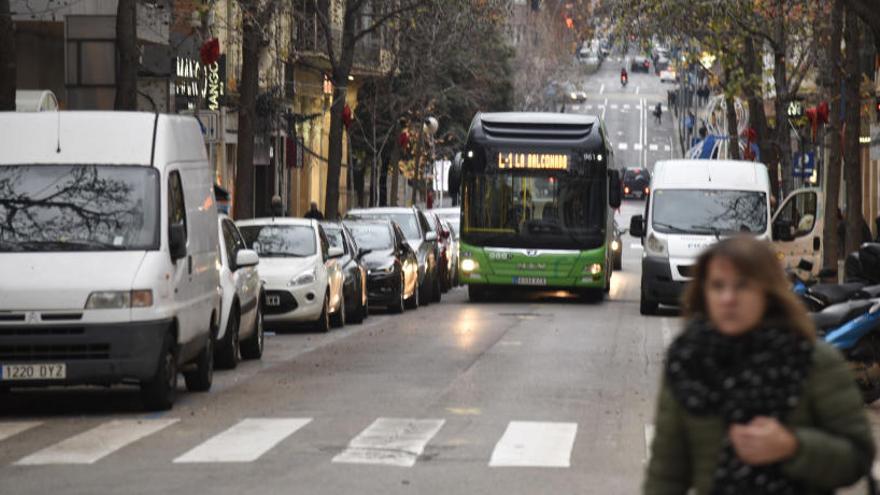 Un bus circulant pel carrer Guimerà de Manresa.