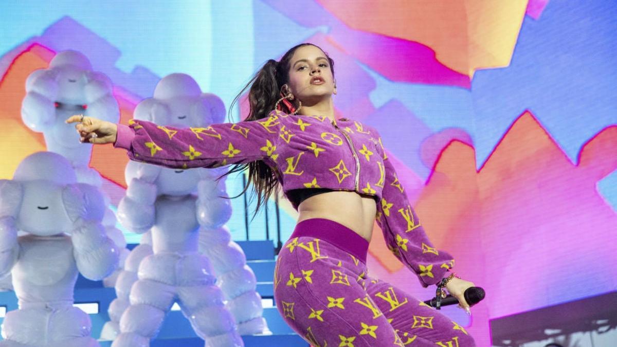 Rosalía con un chándal de Louis Vuitton actuando con J Balvin en el Festival de Coachella 2019