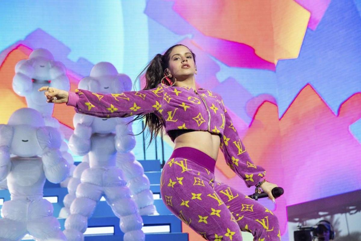 Rosalía con un chándal de Louis Vuitton actuando con J Balvin en el Festival de Coachella 2019