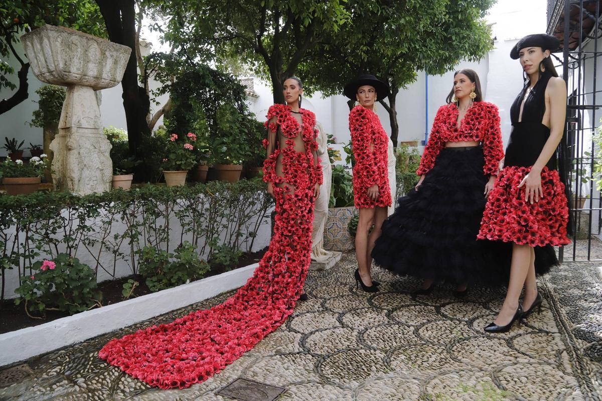 Las cuatro modelos con los diseños de José Perea, en el patio de la casa natal de Julio Romero de Torres.