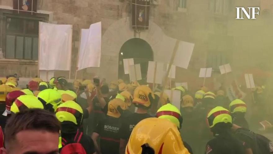 Bomberos de la Comunidad protestan ante la Generalitat por la precariedad laboral