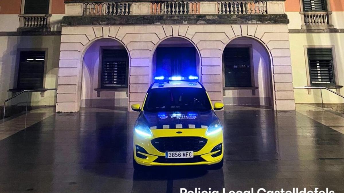 Un vehículo de la Policía Local de Castelldefels, frente al Ayuntamiento.