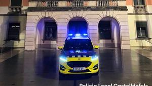 Un vehículo de la Policía Local de Castelldefels, frente al Ayuntamiento.