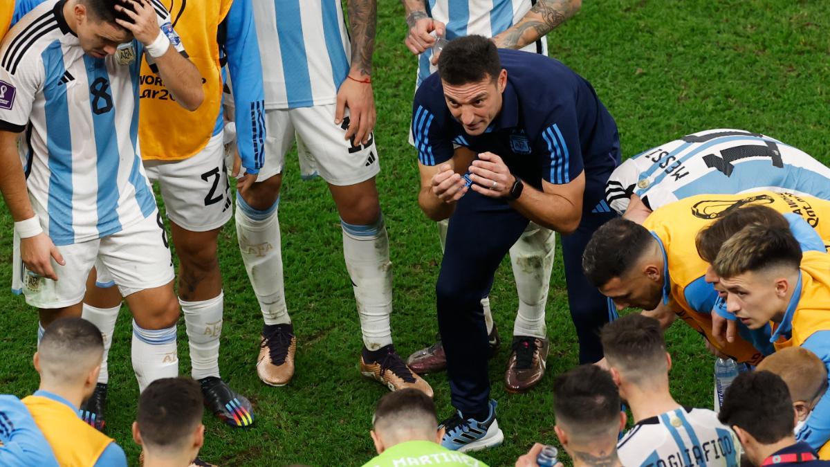 Scaloni, con sus jugadores en Qatar durante el Mundial