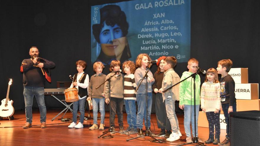 Alumnado dos centros do ensino de Ames actuando na gala de homenaxe a Rosalía / concello de ames