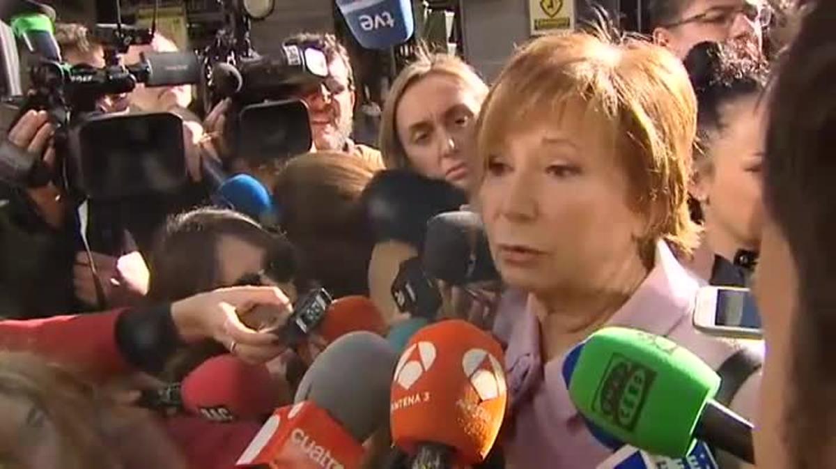 La portaveu adjunta del PP al Congrés, Celia Villalobos, ha declarat als periodistes a l’entrada de Génova abans de la reunió de la Junta Directiva, que no entén “el no perquè no” del PSOE, i ha instat els socialistes que seguin a negociar.