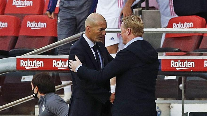 Zidane y Koeman se saludan al final del Barça-Madrid.