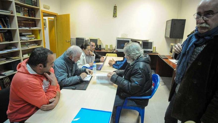 Las asociaciones celebraron ayer una reunión en el centro sociocultural de Rubiáns para pulir el texto alternativo al reglamento. // Iñaki Abella