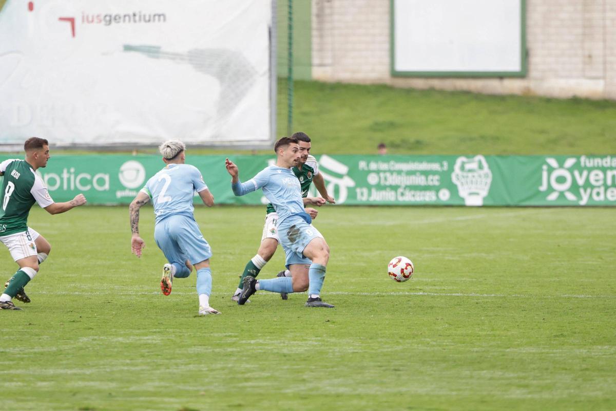 Iván Fernández intenta llevarse el balón ante Adri Crespo.
