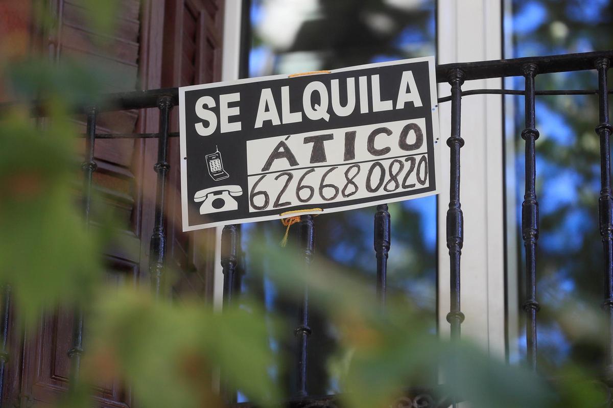 Un cartel de una vivienda en alquiler.