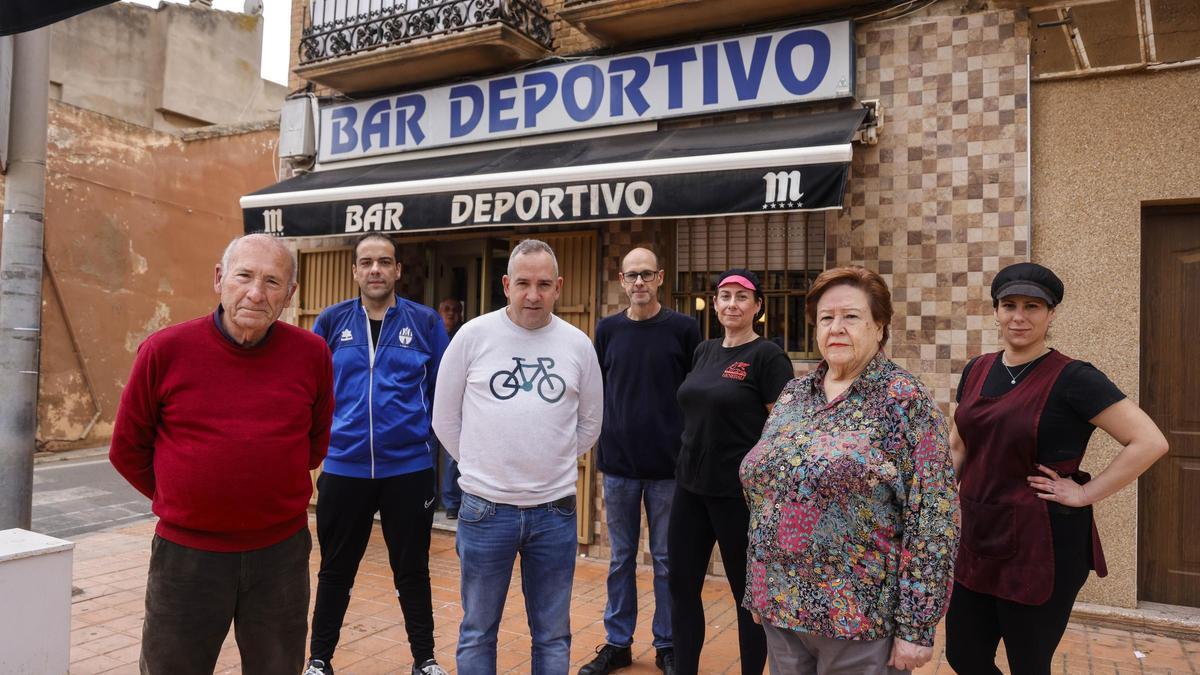 La familia del Bar Deportivo, frente a la fachada del mítico local de El Algar.