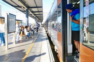 Caos a l’R2 de Rodalies: Adif manté la hipòtesi del llamp i el Govern exigeix una auditoria pròpia