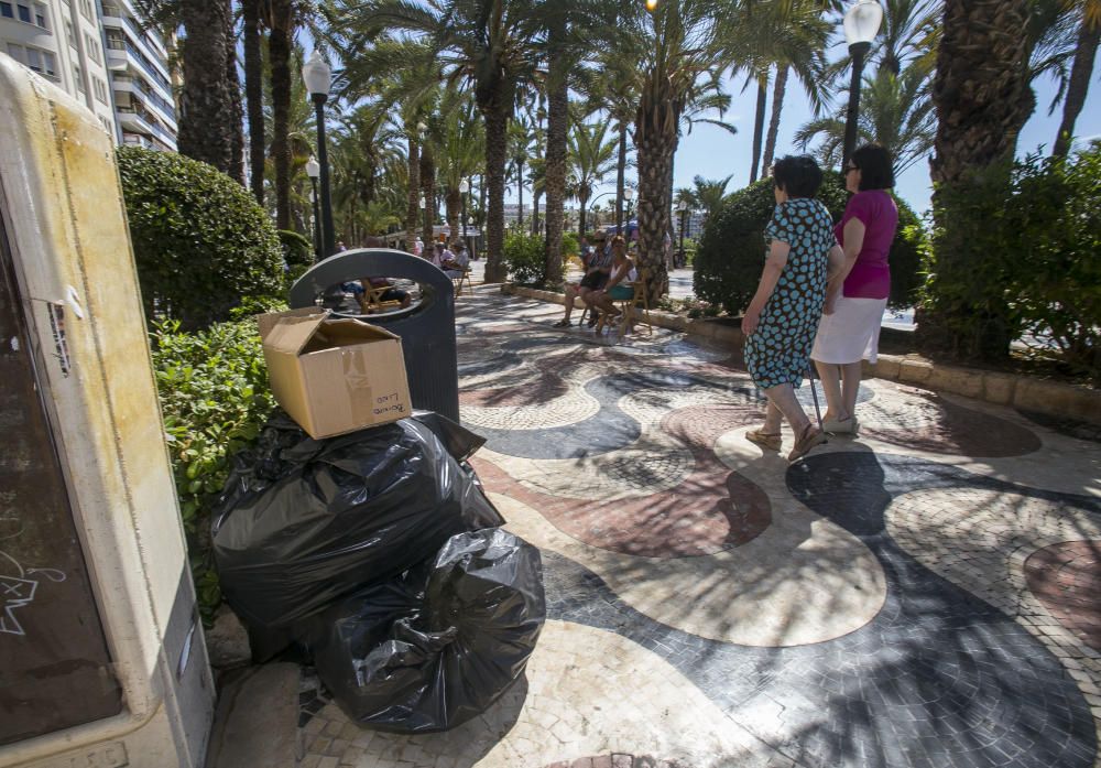 Teselas fuera de su sitio, suciedad, agujeros y grietas en el paseo de la Explanada