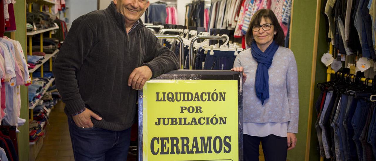 Vicent y Amparo, propietarios de Estellés 2, esta semana en la tienda que cierra sus puertas.