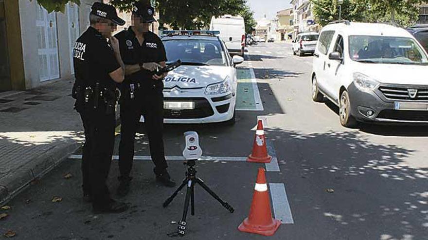 Agentes de la PolicÃ­a Local de Binissalem, junto al radar.