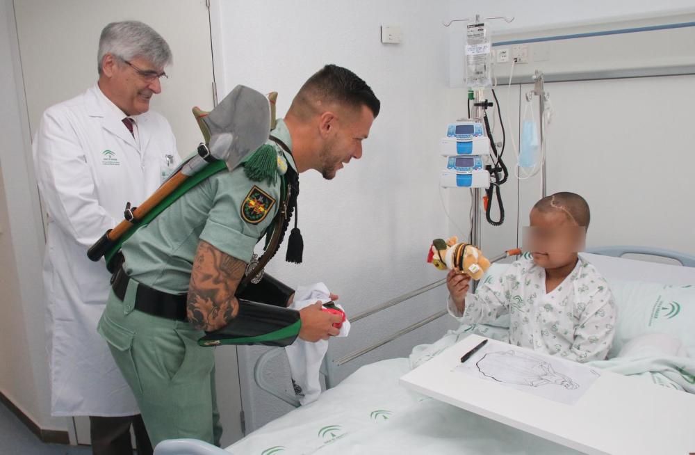 Visita de la Legión a los niños ingresados en el Hospital Materno.