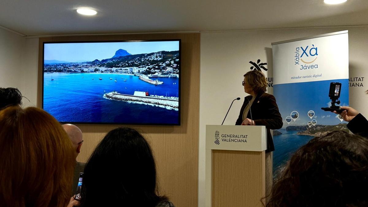 La alcaldesa ha presentado hoy en Fitur el revolucionario mirador turístico virtual