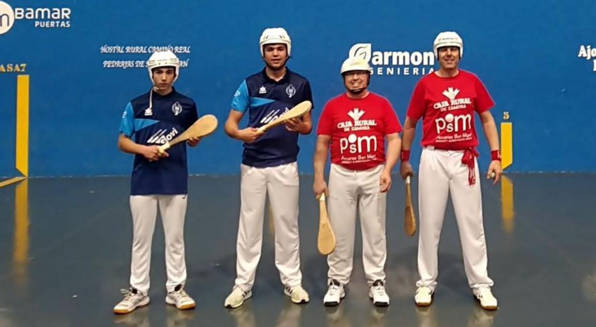 Una de las parejas zamoranas (derecha) posa junto a sus rivales.