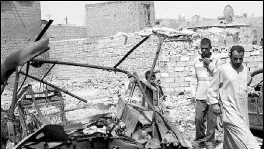 Arriba, iraquíes, tras un bombardeo en Ciudad Sadr. Abajo, manifestación del 1.º de Mayo en Bagdad, y Bush, hace 5 años, anunciando «misión cumplida».