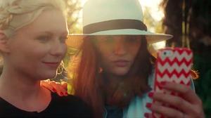 El {Short} Film {’Aspirational’} de Matthew Frost amb Kirsten {Dunst} crítica amb els {’selfie}’.