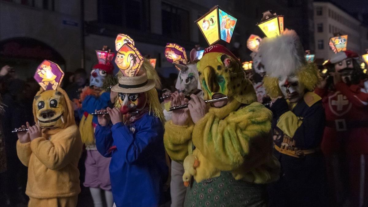 Hombres vestidos con trajes de Anciano participan en el Carnaval de Skyrian, en la isla de Skyros. En las celebraciones del Triodion, los visitantes pueden ser testigos de la costumbre de  Viejo y Corela. 