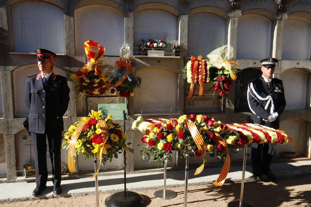 Ofrena floral a la tomba de Josep Irla a Sant Feliu de Guíxols