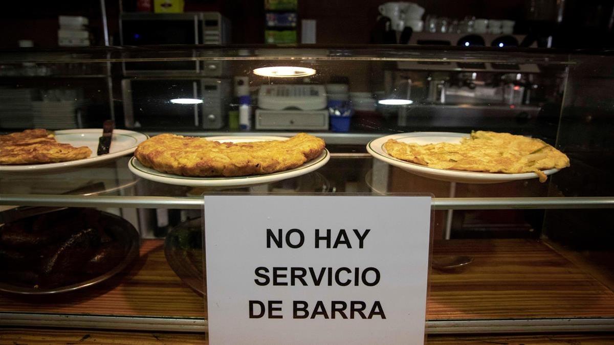 Un cartel en un bar de València indica la prohibición de consumir en la barra por el coronavirus