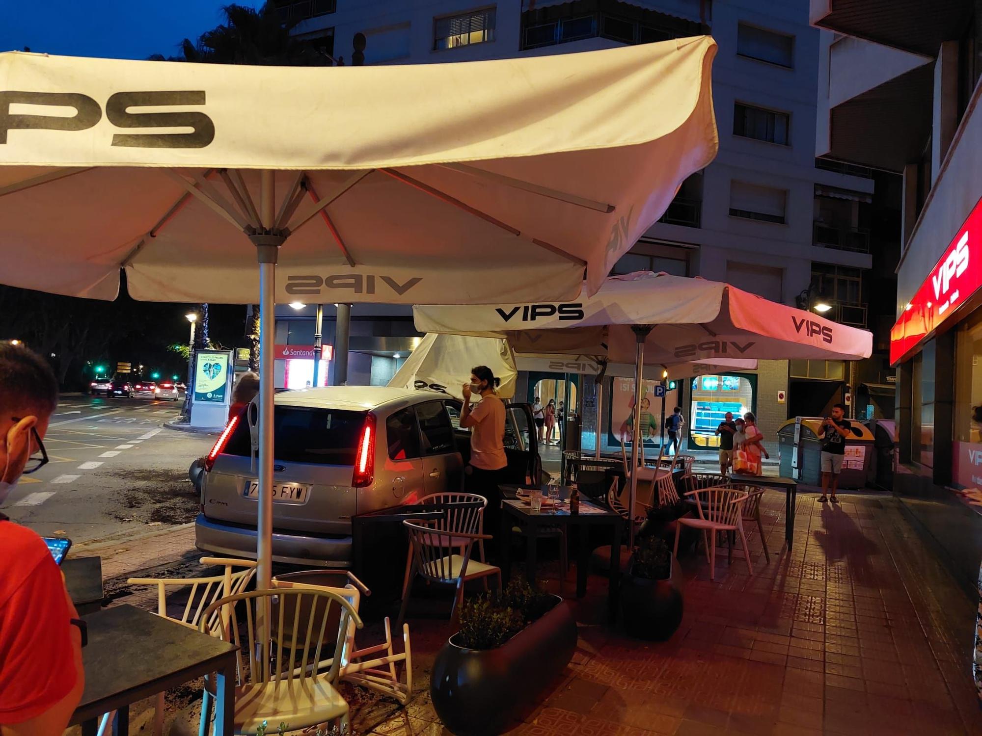 Un coche arrolla la terraza de un restaurante en la Gran Vía de València