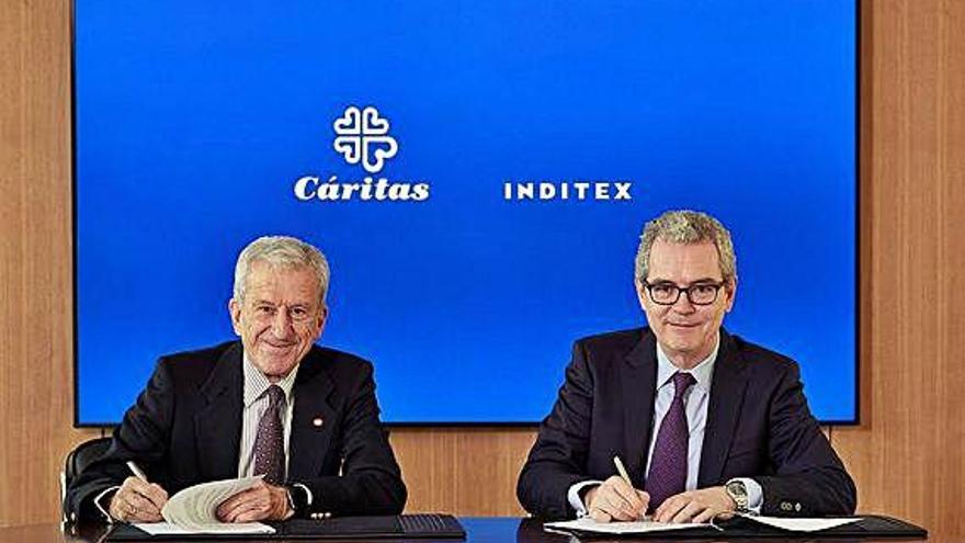 Manuel Bretón y Pablo Isla, presidentes de Cáritas e Inditex respectivamente, ayer en la firma del acuerdo.
