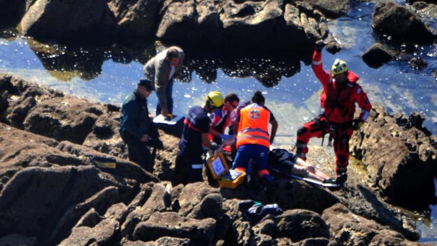 Los servicios de emergencia intentaron reanimar al hombre durante casi una hora en las rocas. // Iñaki Abella