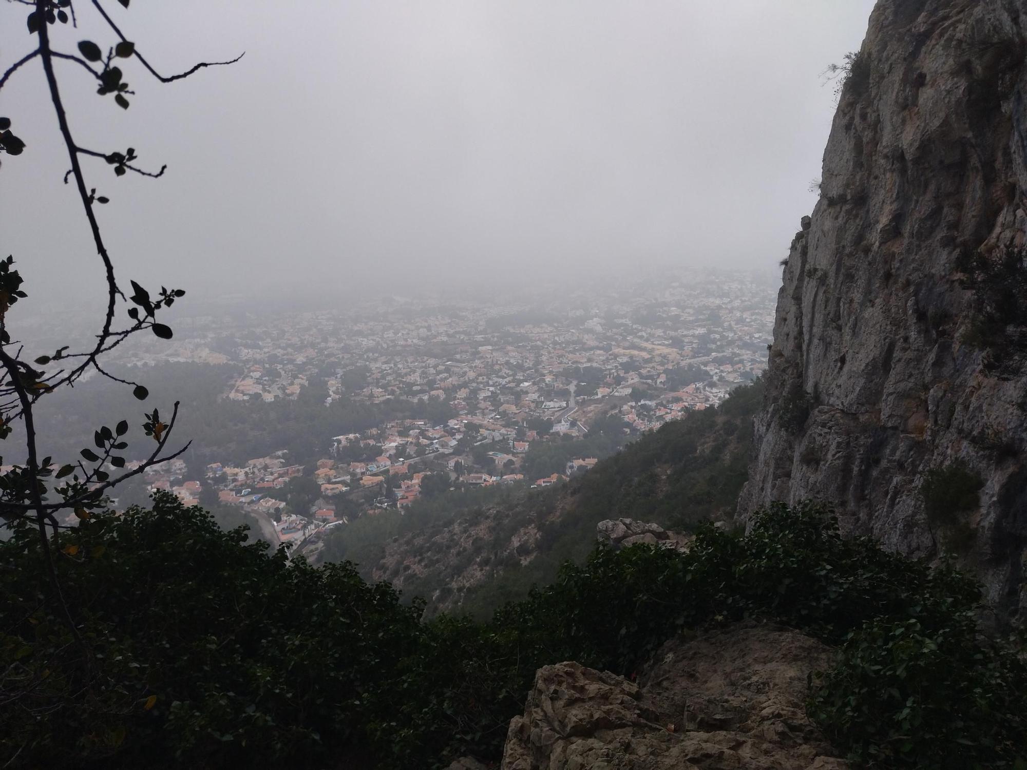 Imágenes: la Dénia brumosa desde el Montgó