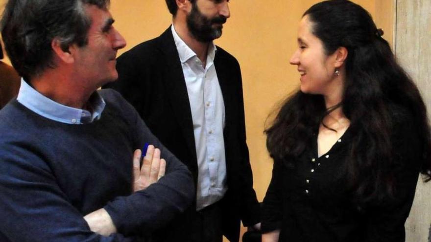 El alcalde pasa por el salón de plenos ante la mirada de Xabier Ríos y Lucía César Veloso (BNG). // I. Abella