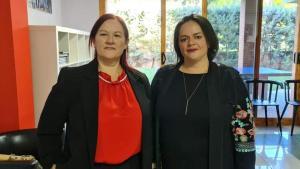 Las hermanas Sonia (izq.) y Ana Isabel Fernández, afectadas de raquitismo hereditario