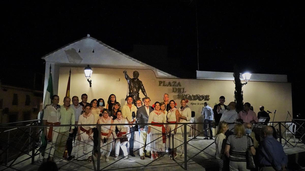 Autoridades y asistentes a la inauguración, con el escultor, ante la estatua del segador.